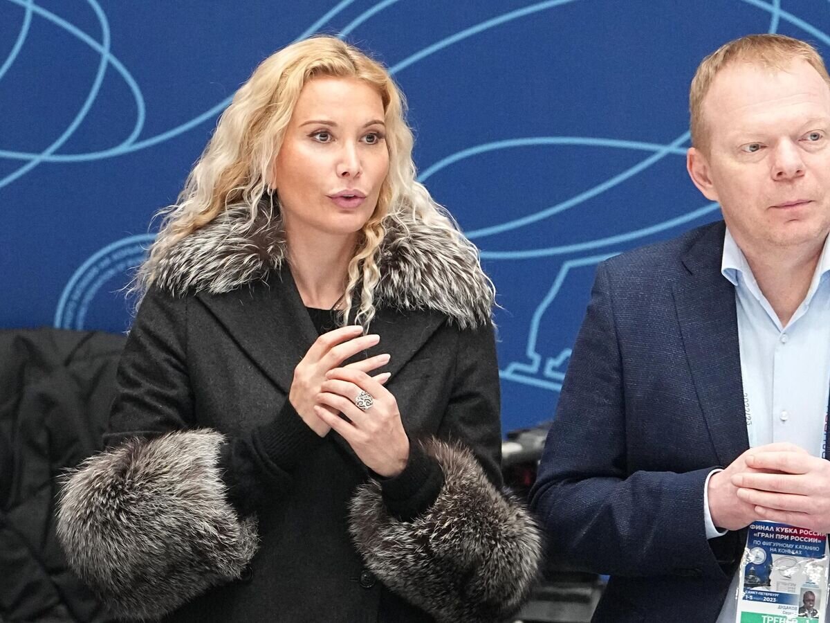    Тренеры Этери Тутберидзе и Сергей Дудаков наблюдают за выступлением спортсменок с короткой программой в женском одиночном катании в финале Кубка России "Гран-при России" по фигурному катанию в Санкт-Петербурге.© РИА Новости / Александр Вильф