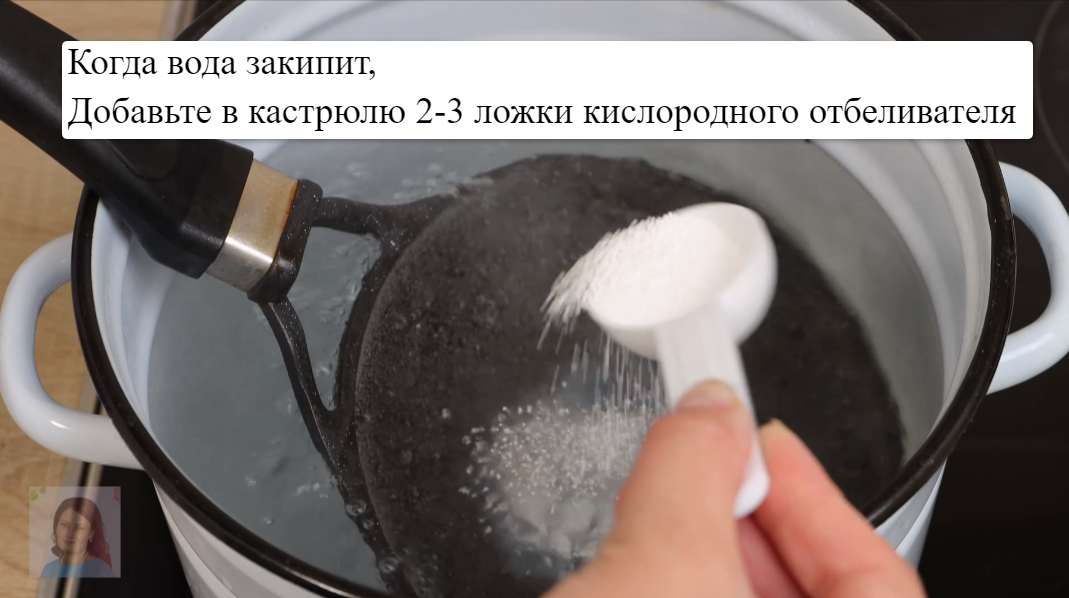 Как из любой сковороды сделать антипригарную — лист бумаги: посуда остается чистой, а еда нежирная