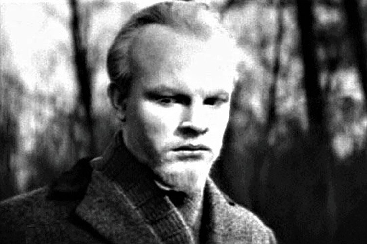 Нет, это не обиженный сатир с козлиными ногами под долгополым пальто. Это красавчик Родион Нахапетов в фильме "Сердце матери"