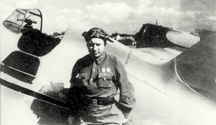 Майор Михаил Якушин у своего И-16 из состава пилотажной пятерки, которой он командовал после смерти своего друга Анатолия Серова. Источник: https://www.proza.ru