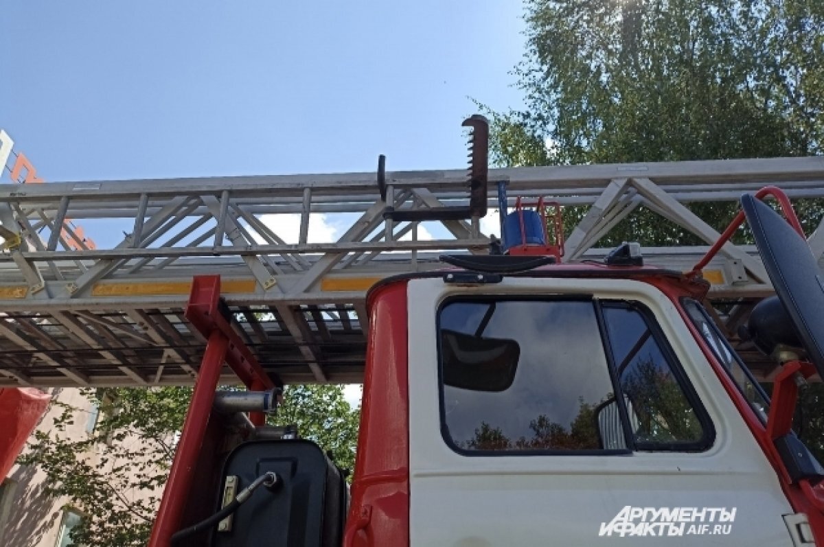    На место происшествия приехали две пожарные машины.