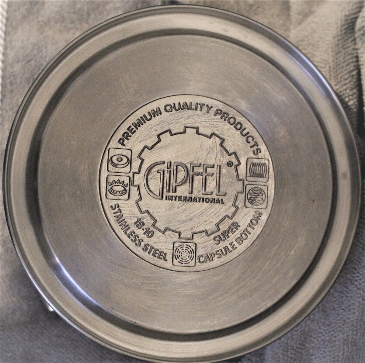 Чайник Gipfel 1128 . Дно предназначено для всех видов кухонных плит.