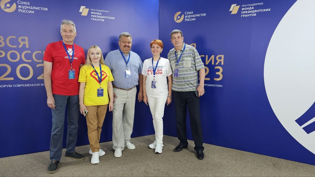 На фото (слева направо): гендиректор - главный редактор «Известия Мордовии» Олег Каштанов, директор-главный редактор ИД «Хыпар» Татьяна Вашуркина, председатель Союза журналистов Липецкой области Петр Игнатов, гендиректор – главный редактор ИД «Грани» Наталия Колыванова, председатель Союза журналистов Забайкалья Александр Потяев.
