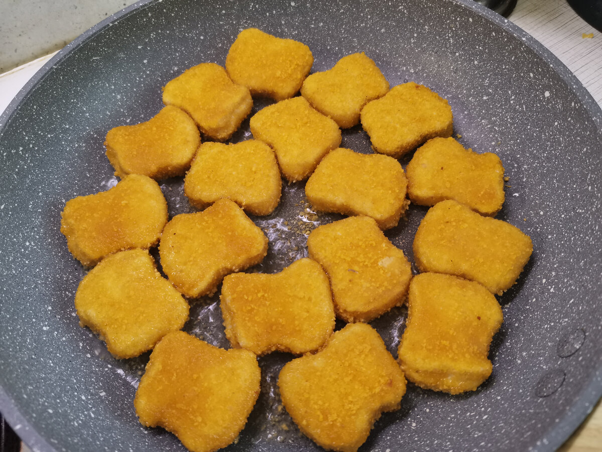 Это наггетсы тоже из Магнита, моя цена. На вкус вата, никакого даже запаха мяса нет. А ещё очень сухие. 