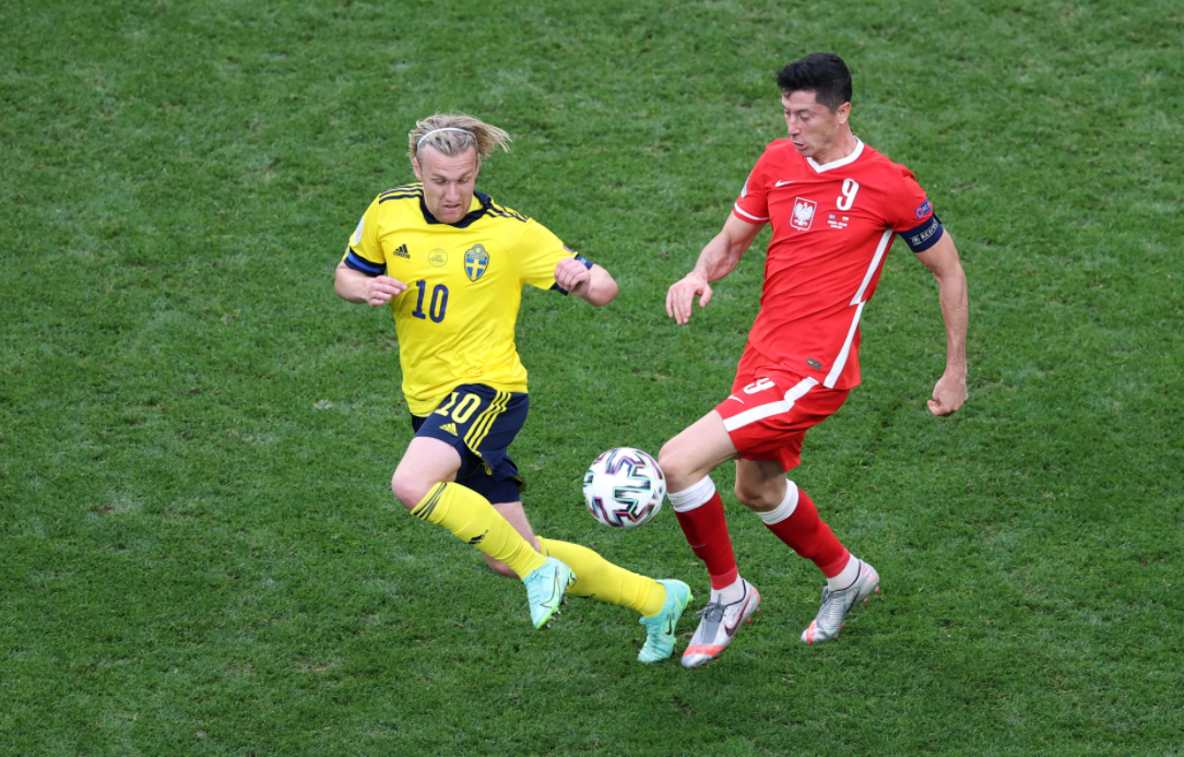 Эмиль Форсберг на дубль Роберта Левандовски ответил своим дублем - на радость сборной Украины. Фото: globallookpress