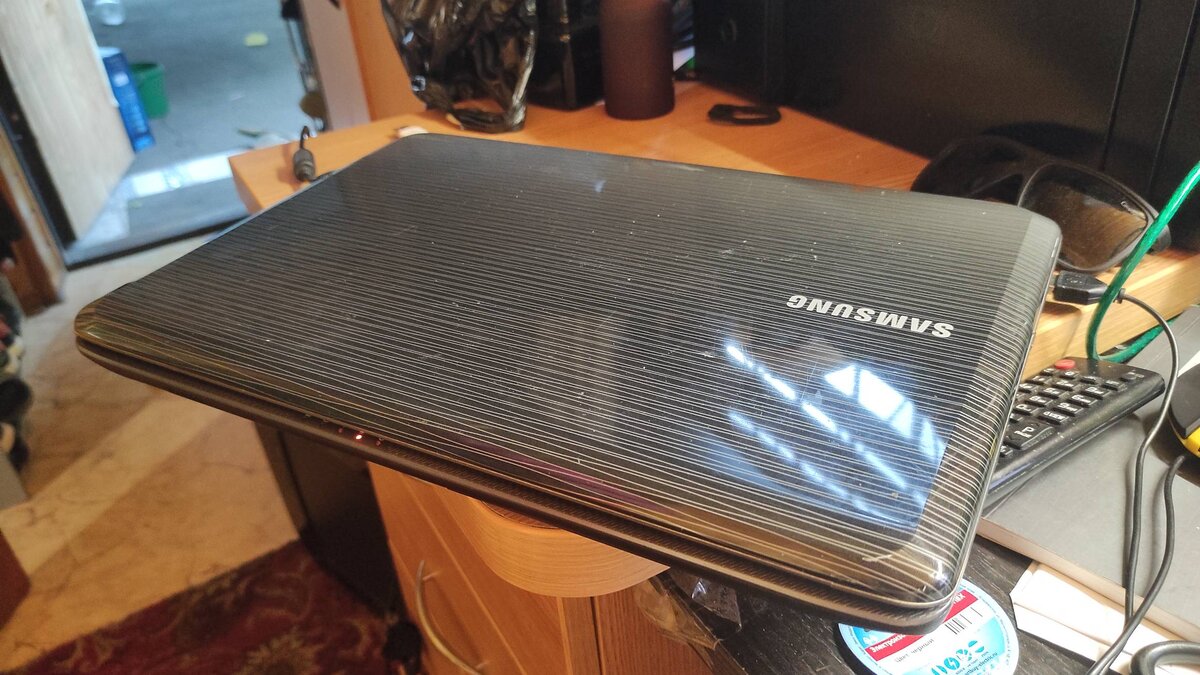 Samsung NP-R525, внешний вид