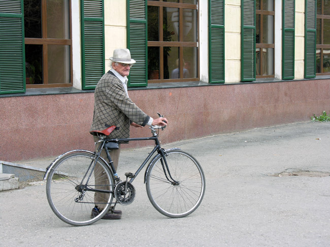 Разумеется, фото того 87-летнего дедушки я выкладывать не стану (оно есть на сайте завода). Но каждое утро он на своем верном велосипеде "Аист" парковался возле проходной. 
Взято с "Яндекс картинки".