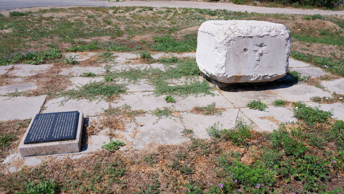 Памятник британским воинам у сквера 3-Бастиона в Севастополе