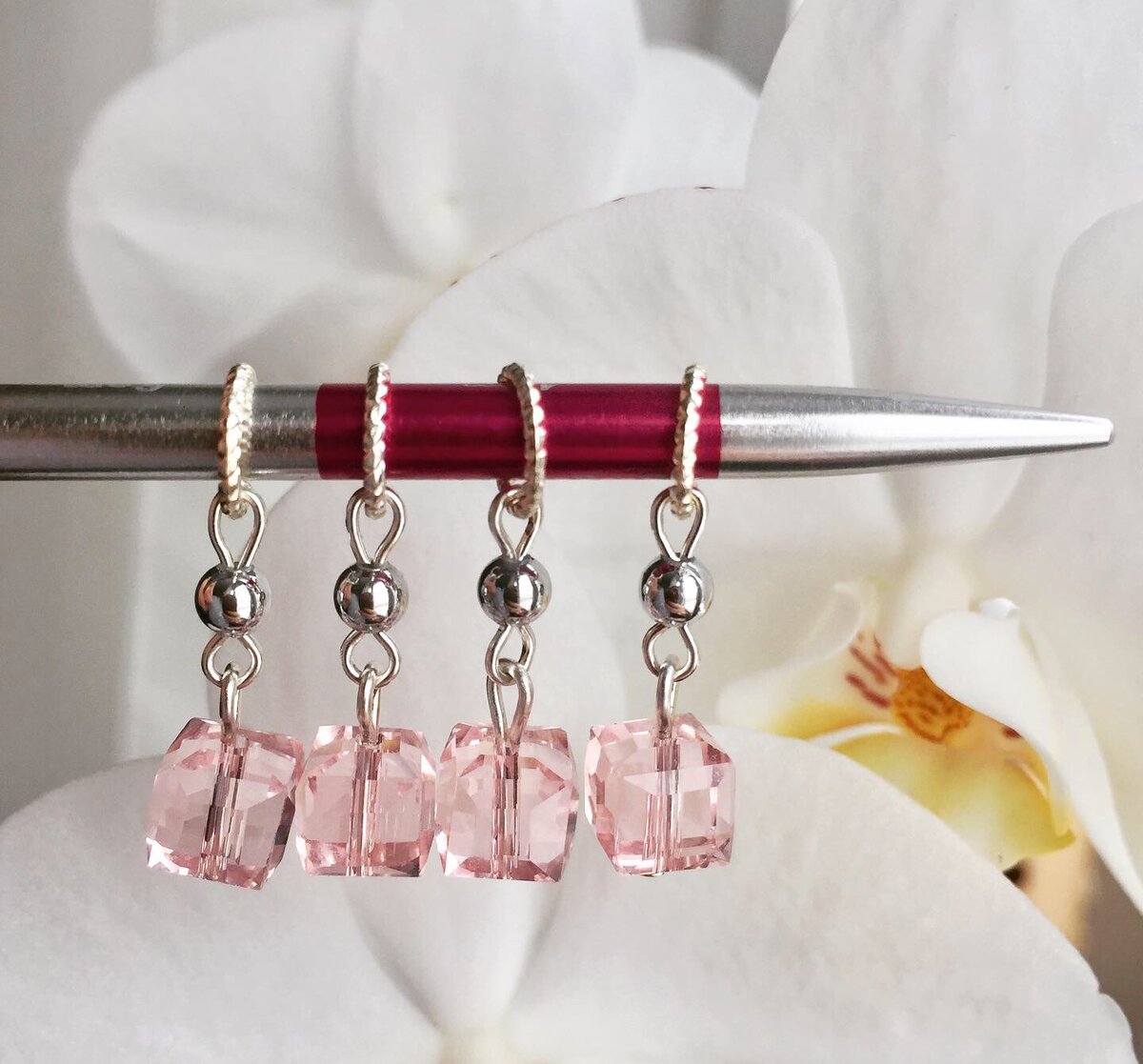 Как часто при вязании нам требуются маркеры-помощники для отметки начала ряда или не запутаться при вязании реглана или ростка? Без маркеров такие изделия вязать сложнее, чем с ними.