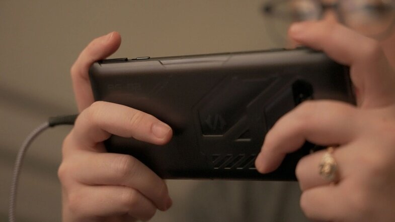 Кнопки-триггеры сделаны по технологии поп-ап. Они почти не заметны в повседневном использовании. Фото: makeuseof.com