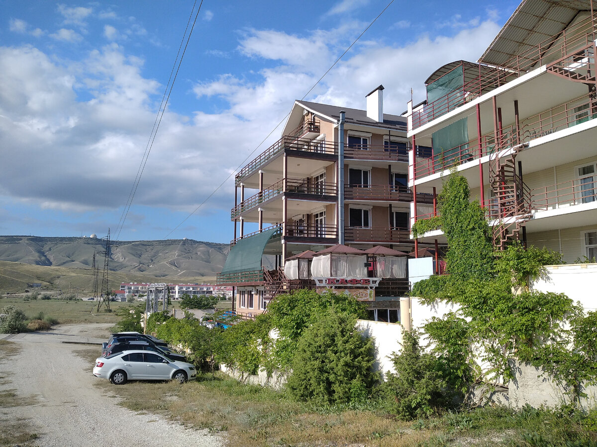 Угловое здание - гостиница-эллинг "Катрин"