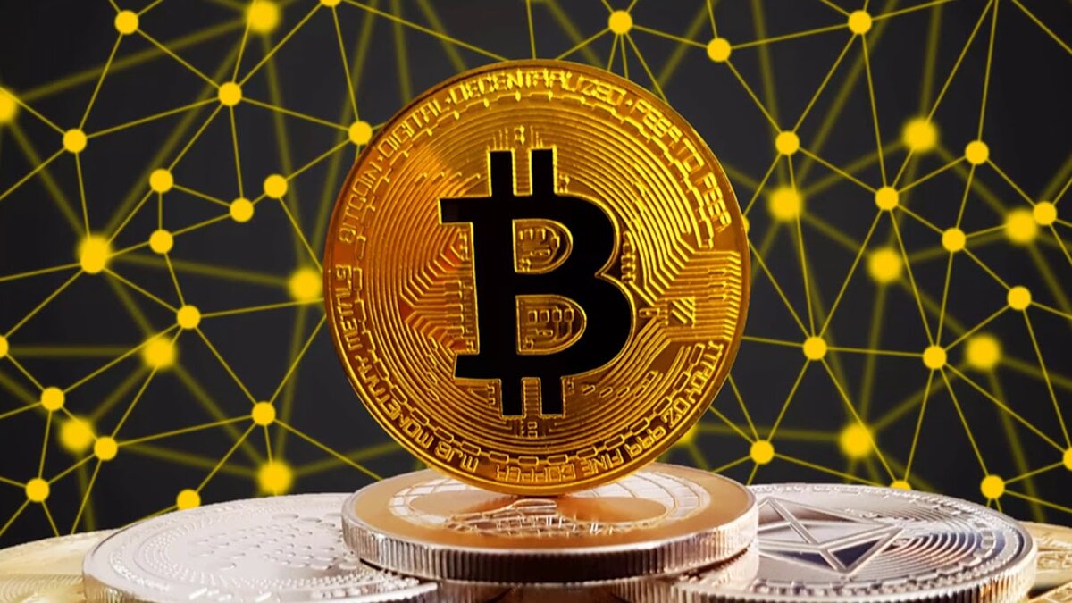 Что будет с биткоином к 2029 году? Он станет во много раз дороже или практически умрет? А может быть, ему на смену придут другие, более продвинутые валюты? И, если так случится, возможно, они начнут вытеснять и фиатные деньги тоже? 
Прежде чем говорить о будущем, давайте посмотрим на прошлое.

11 лет назад, когда появился биткоин, мир был охвачен финансовым кризисом. Это был 2008 год. Правительства крупнейших стран накопили огромные долги. Lehman Brothers рухнул, вызвав цепную реакцию в международной банковской системе, и правительства отреагировали практически неограниченной эмиссией. Таким образом, биткоин родился как реакция Сатоси Накамото на происходящее.

О чем мечтал создатель биткоина? Он хотел создать одноранговую цифровую денежную систему, убив сразу трех зайцев:

Во-первых, биткоин был призван вывести деньги из-под контроля тех, кто развязал финансовый кризис;
Во-вторых, денежно-кредитная политика здесь определяется не закулисными переговорами, а встроенным в систему механизмом;
И, как следствие, она будет стабильной, предсказуемой и полностью прозрачной для всех.
Увы, реальность разошлась с мечтой.

Со временем оказалось, что биткоин — это скорее способ хранения капитала, чем система электронных денег.

Как же это произошло?

Когда создатели биткоина планировали свою валюту, они не очень вникали в то, как устроены деньги, что в них хорошего, и что плохого — спецификация биткоина разработана так, чтобы он получился полной противоположностью привычной денежной системе.

Предложение фиатных денег ничем не ограничено и бесконечно расширяемо. Денежная масса биткоина строго ограничена и неизменна.
Доступ к цифровым деньгам контролируют банки. Биткоином могут пользоваться абсолютно все.
Фиатные системы полагаются на ограниченный круг доверенных организаций, регулируемых центральным правительством. Код биткоина не предусматривает ничего подобного, включая регулирование и влияние правительств, — система никому не подчиняется.
Такова была теория. Правда, на практике эти принципы претерпели некоторые изменения:

Поскольку биткоин — товар дефицитный, большинство людей расстаются с ним неохотно, ожидая, что со временем он вырастет в цене.
В отсутствие официального регулирования появилась олигополия майнеров, контролирующих эмиссию большинство новых биткоинов.
Поскольку не было предусмотрено никакого механизма выбора администрации, развитие сети контролирует узкая группа разработчиков.
Таким образом, становится очевидно, что биткоин оказался чрезмерной реакцией на финансовый кризис и породившую его денежную систему.

Вместо одноранговой платежной системы биткоин превратился в инструмент для хранения капитала, что-то вроде золота, и, если ничего не изменится, через 10 лет это, возможно, останется его единственной функцией.

Или еще хуже: может получиться так, что майнить биткоины будет олигополия крупных азиатских компаний, а принадлежать он будет в основном крупным западным финансовым институтам.

Впрочем, есть и хорошие новости: как и у золота, у биткоина по-прежнему есть потенциал для значительного роста. Более того, биткоин стал первым публичным и открытым цифровым активом в мире и первым успешным экспериментом по использованию блокчейна, который в последние годы активно развивается.

Итак, что же будет через 10 лет?

Технология распределенного реестра уже используется не только для создания денежных систем нового поколения — она может повысить производительность труда, сделать свой вклад в политику, социальное взаимодействие граждан и многое другое.

Блокчейн может изменить выборные системы, перевернуть кредитование и полностью изменить лицо социальных сетей. В общем, потенциал у криптовалют большой — намного больше, чем казалось 11 лет назад.

Другой вопрос, оправдает ли биткоин когда-нибудь первоначально связанные с ним ожидания — возможно, этого и многого другого добьются уже следующие криптовалюты.

При этом важно понимать, что появление биткоина было важнейшей вехой:

Благодаря его появлению множество талантливых коллективов сегодня заняты созданием децентрализованных денежных систем, лишенных недостатков биткоина.
С недавних пор мы наблюдаем еще одну важную тенденцию: регуляторы и другие столпы традиционной финансовой системы видят, что происходит, понимают преимущества технологии распределенного реестра и стараются приспособиться и модернизировать существующий порядок.
Можно представить себе два сценария развития криптовалют в течение следующего десятилетия.

1. Децентрализованный блокчейн
Системы открытого реестра с произвольным доступом начнут заменять традиционную денежную систему: вместо того чтобы откладывать, тратить или инвестировать доллары, евро или иены, люди начнут делать все то же самое с криптовалютами, например, с EOS, Cardano, Ripple, Stellar или Holo.

Доля таких людей будет постепенно расти. Дополнительно криптовалюты будут привлекать пользователей удобством, связанным с возможностью выполнения в блокчейн-сетях распределенных приложений.

И подобная деятельность не контролируется государственными или квазигосударственными организациями, а только консенсусом сообщества.

Сначала правительства будут сопротивляться, но со временем смирятся, примут новую реальность, понимая, что контролировать денежную систему привычным образом уже не получится, и признают эти новые формы денег законным платежным средством.

Единственного победителя в этой ситуации не будет — вероятно, доминирование перейдет к целой группе криптовалют, отличающихся хорошей технологией, качественными приложениями и широким распространением.

2. Централизованный блокчейн
Правительства крупнейших экономик мира — США, Евросоюза, Китая и Японии — решат заняться внедрением распределенного реестра. Если этого не произойдет, первыми станут меньшие страны, а более крупные последуют за ними. Они поймут, что за цифровыми деньгами будущее, и что эффективнее всего строить новую денежную систему на базе блокчейна.

Только они не будут создавать открытые децентрализованные системы — на базе той же технологии они создадут деньги, контролируемые центральными банками.

Для политика, жаждущего власти и контроля над населением, это настоящая находка, ведь правительство может напрямую контролировать каждую транзакцию в системе, а любой счет можно заморозить несколькими щелчками мыши. Более того, как только собственность различных видов будет оцифрована, ее можно будет конфисковать у любой части населения всего за несколько секунд.

А в основе по-прежнему будет лежать технология распределенного реестра, только не с открытым, а с разрешительным доступом, и разрешение будет выдавать правительство. Кроме того, это уже не будет система, в которой не нужны доверенные посредники, поскольку все правила записаны в коде — в данном случае участники вынуждены признавать некую верховную власть.

В стране с сильными демократическими традициями и хорошей судебной системой это не станет трагедией, ведь в таких условиях предполагается, что правительство действует в интересах народа, используя свои новые цифровые полномочия только против злоумышленников.

Но в странах, склонных к авторитаризму и лишенных независимой судебной власти, ситуация только ухудшится: централизованный блокчейн будет использован для для уничтожения любых индивидуальных свобод.

Как одна технология может лечь в основу двух настолько разных сценариев?

Важно понимать, что технология всегда нейтральна: из стали можно сделать и меч, и серп.

В этом смысле блокчейн — показательный пример. Это одно из важнейших технологических открытый, способное расширить пределы личной свободы, гарантировать права собственности и стать источником богатства общества — и оно же в руках авторитарного правителя может стать инструментом тотальной слежки и контроля.

Что же будет через 10 лет? Многое зависит от того, какой из описанных сценариев победит.

Мы предполагаем, что, по крайней мере сначала, мы увидим причудливую смесь обоих вариантов, но в долгосрочной перспективе у децентрализованного распределенного реестра всегда будет два важных преимущества:

Блокчейн в наибольшей степени выигрывает от добровольного массового участия пользователей, при этом централизованный блокчейн подавляет массовое участие;
Даже если правительства смогут создать собственную полностью контролируемую криптовалюту, запретить децентрализованные блокчейн-сети им будет не под силу.
Таким образом, те же закономерности, которые делают демократические страны сильнее диктатур, обеспечат выигрыш децентрализованного блокчейна по сравнению с централизованной альтернативой.