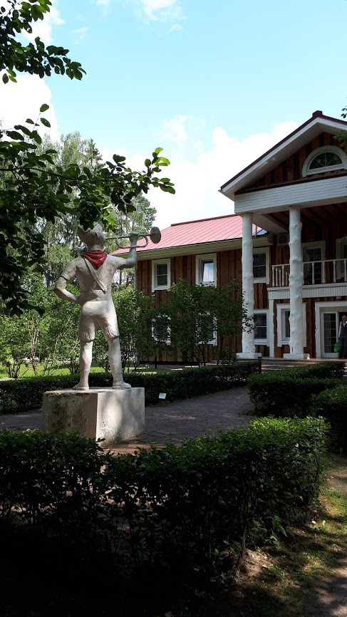 Приглядитесь к колоннам. Деревянный усадебный дом - не новое слово в русской архитектуре. Деревянные дворцы Шереметьевых до сих пор сохранились в Кусково и Останкино, но авторы проекта Веретьево даже не скрывают, что перед вами - дерево. Здешний дворец - это усадебный дом и дощатый летний домик для пионеров.