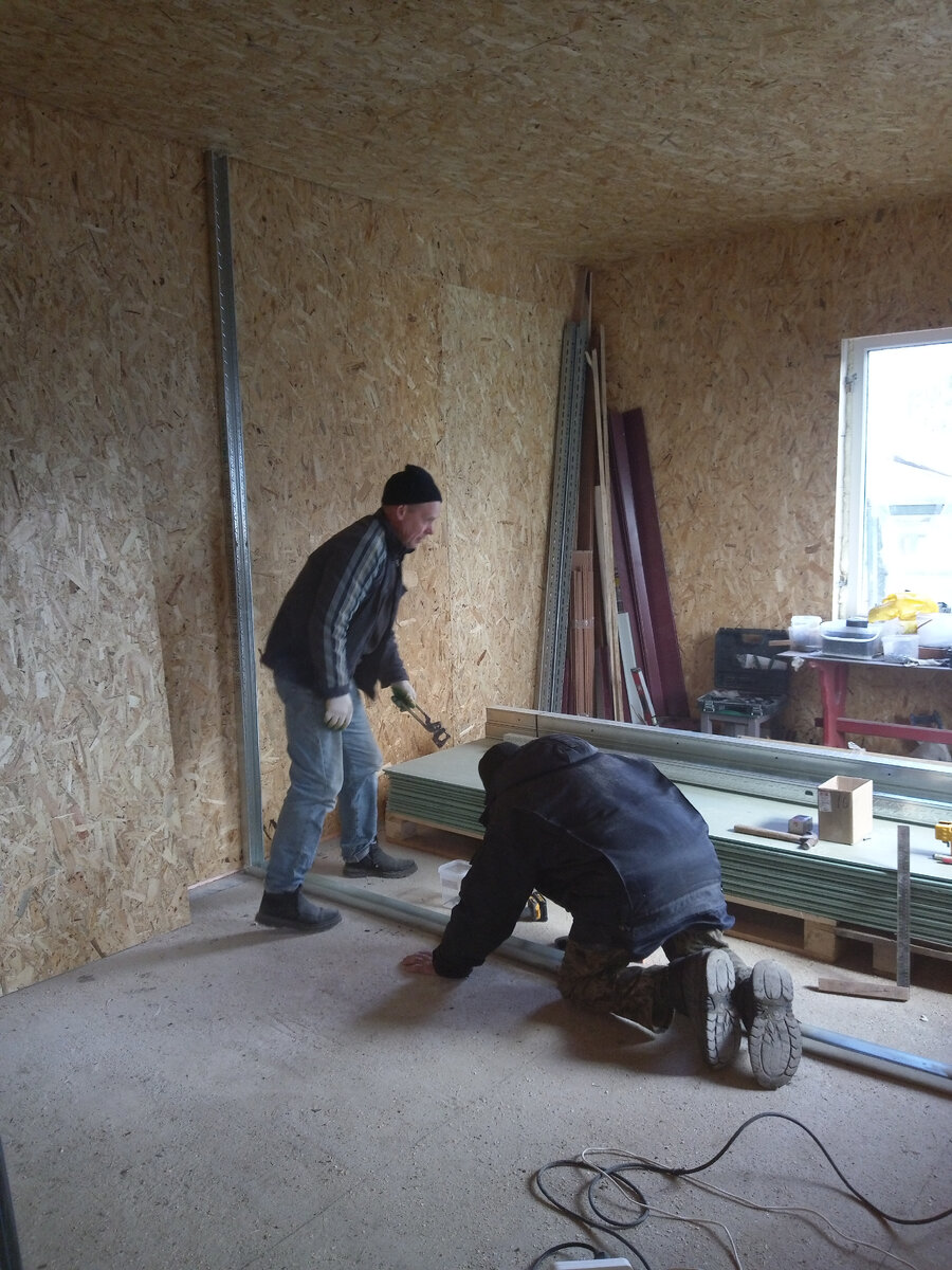 Стены внутри, уже обшитые OSB