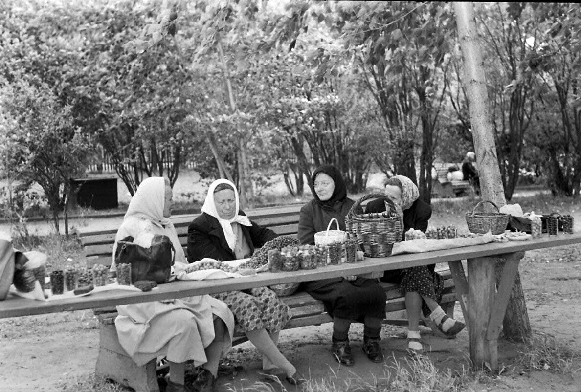 Бабушки продают домашние ягоды на улице в Угличе, 1967 год. Фото взято из открытых источников: soviet-postcards.com