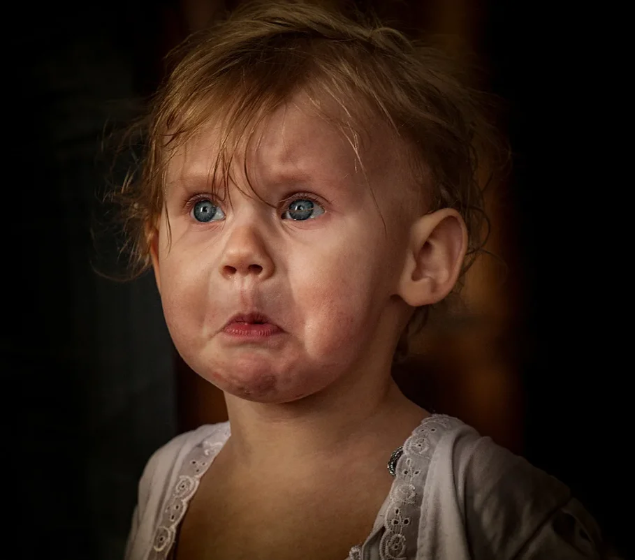 мальчик плачет. маленький ребенок плачет. плачущий ребенок. мальчик в слезах. рыдающий мальчик.