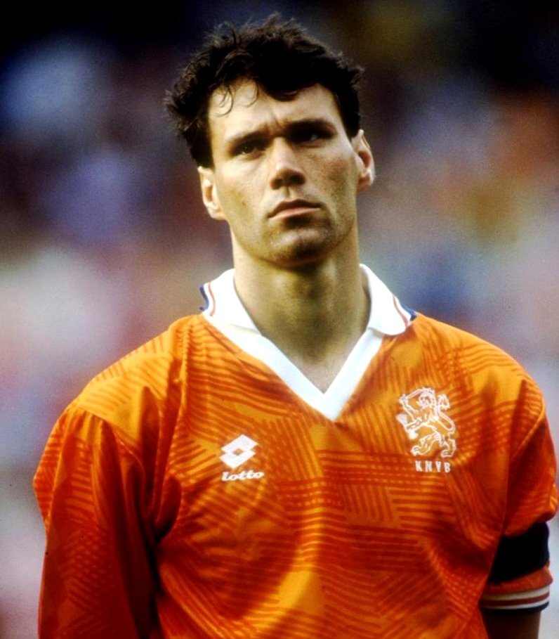 Нидерландский футболист и футбольный тренер. В настоящее время является техническим директором ФИФА.