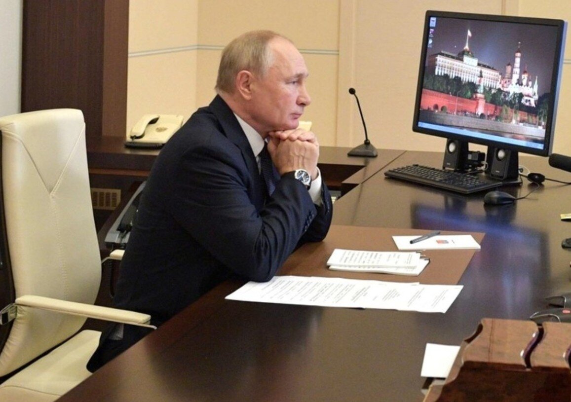 Песков прокомментировал разницу в дате на часах Путина при голосовании