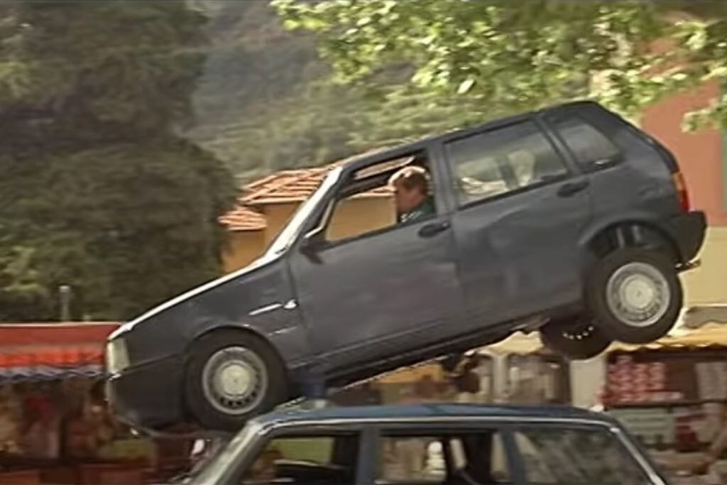 Жан-Поль Бельмондо за рулем Fiat Uno в кадре из фильма «Веселая пасха» (1984)