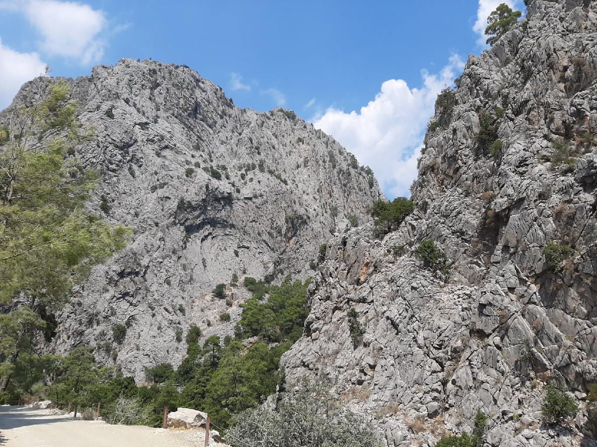 Мучал один и тот же вопрос: а можно ли забраться на эти горы без снаряжения?..