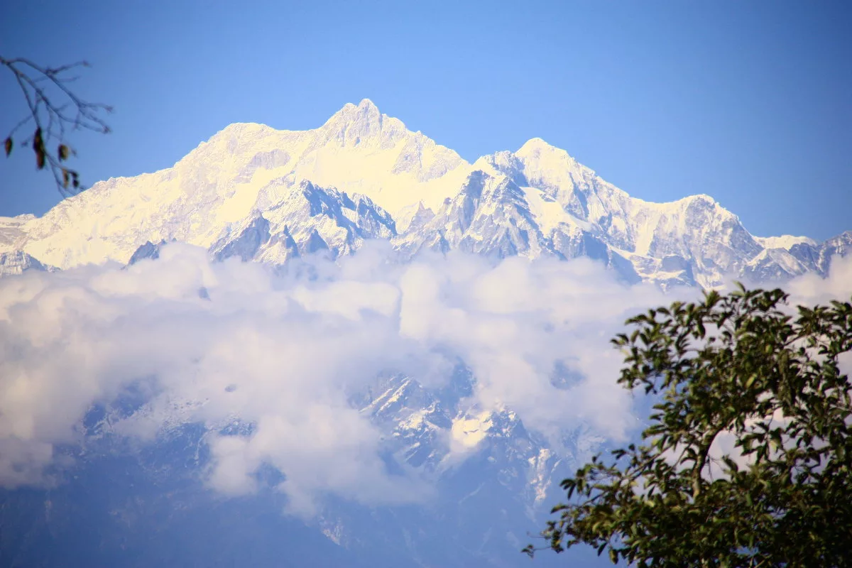 Высокие горы индии. Канченджанга Гималаи. Горный массив Канченджанга. Канченджанга Гималаи 8586 метров. Канченджанга пять вершин.