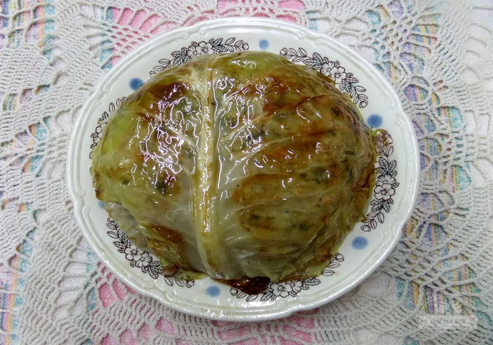 Фаршированный кочан капусты. Фаршированный кочан капусты целиком. Капуста фаршированная мясом. Фаршированный кочан капусты фаршем.