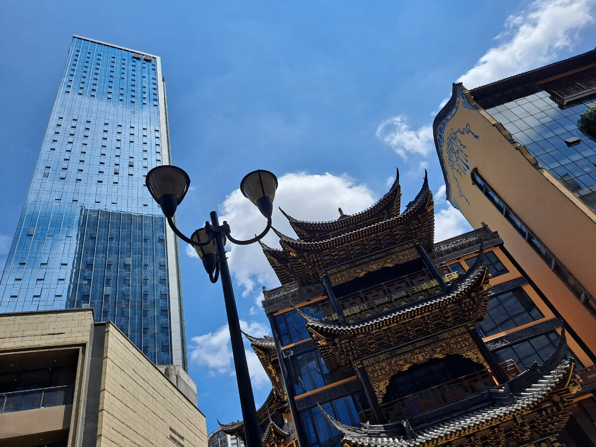 Старина и современность рядом 