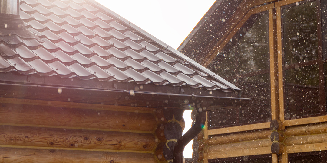 Ондулин или черепица. Чем покрыть крышу, чтобы не просыпаться ночью от звуков или капель дождя