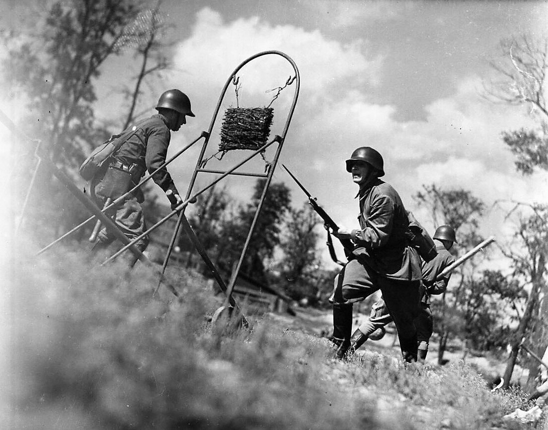 Тренировка штыкового боя РККА СССР в 1940 году (фото  Маргарет Бурк-Уайт)  