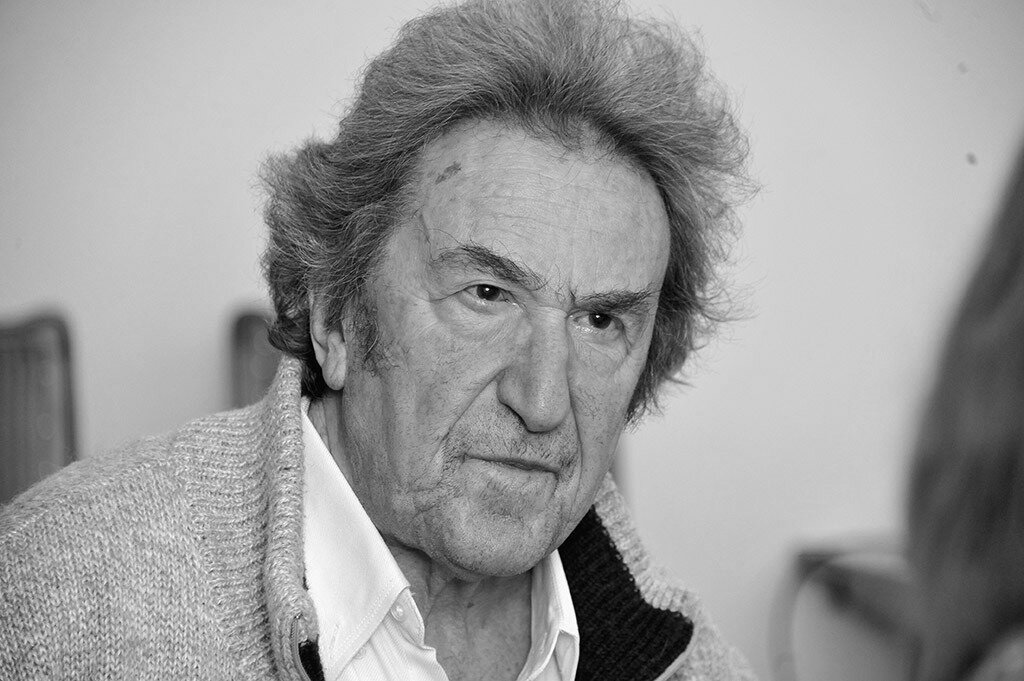 «‎Люблю людей и по наивности, открыто с ними говорю. Я глупо жду открытости, а позже горестно молчу».