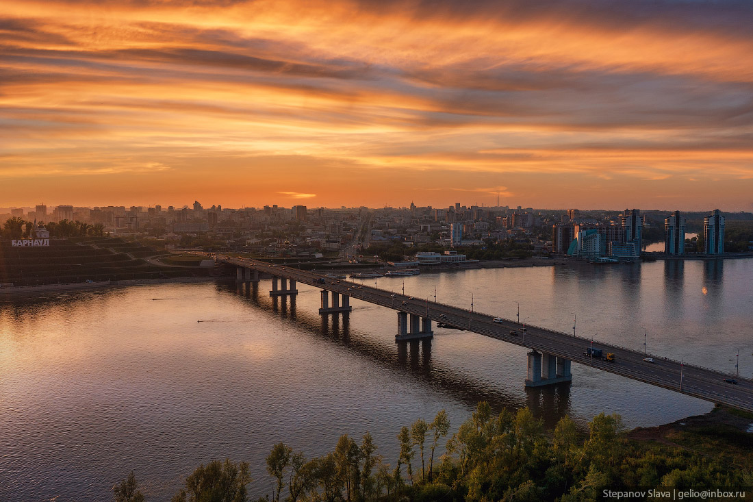 Барнаул мост набережная. Город Барнаул Алтайский край. Барнаул Нагорный парк мост. Новый мост и набережная Барнаул.