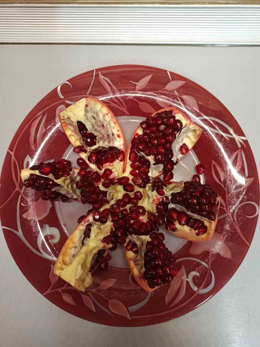 Очищенный спелый гранат. Фото автора ©