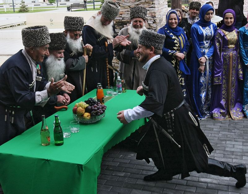 Уважение к старшим на кавказе. Чеченские традиции. Гостеприимство чеченцев. Традиции чеченцев. Чеченские традиции и праздники.