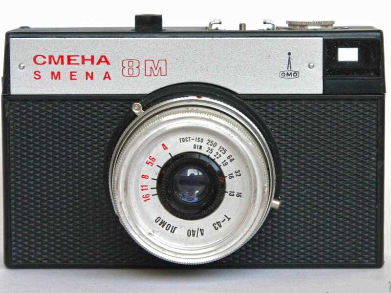 Он, конечно, не может претендовать на сверхкачество. Действительно, фотоаппарат был удобен  в руках начинающих фотолюбителей. От неумелых действий снимки получались не очень ясно с размытыми контурами. Особенно, пейзажи. А портреты и групповые фото очень радовали, лица были вполне узнаваемыми.