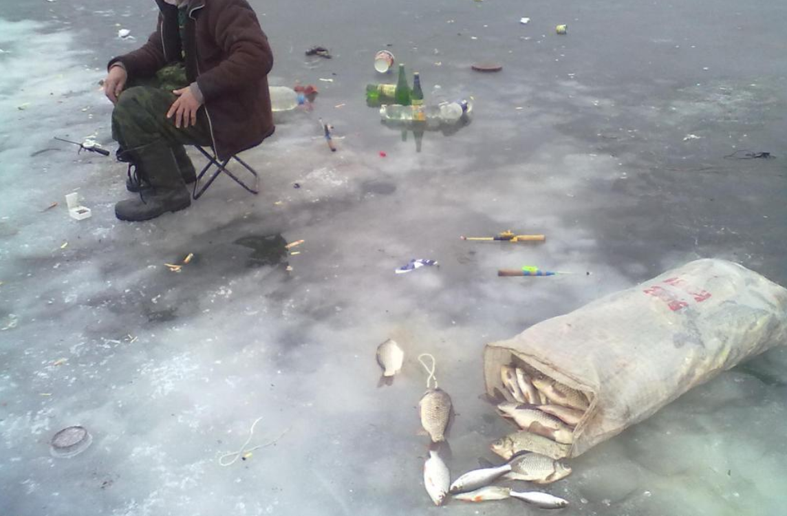 Сальские рыбаки. Мусор на рыбалке. Мусор на зимней рыбалке. Мусор на льду. Мусор после рыбалки.