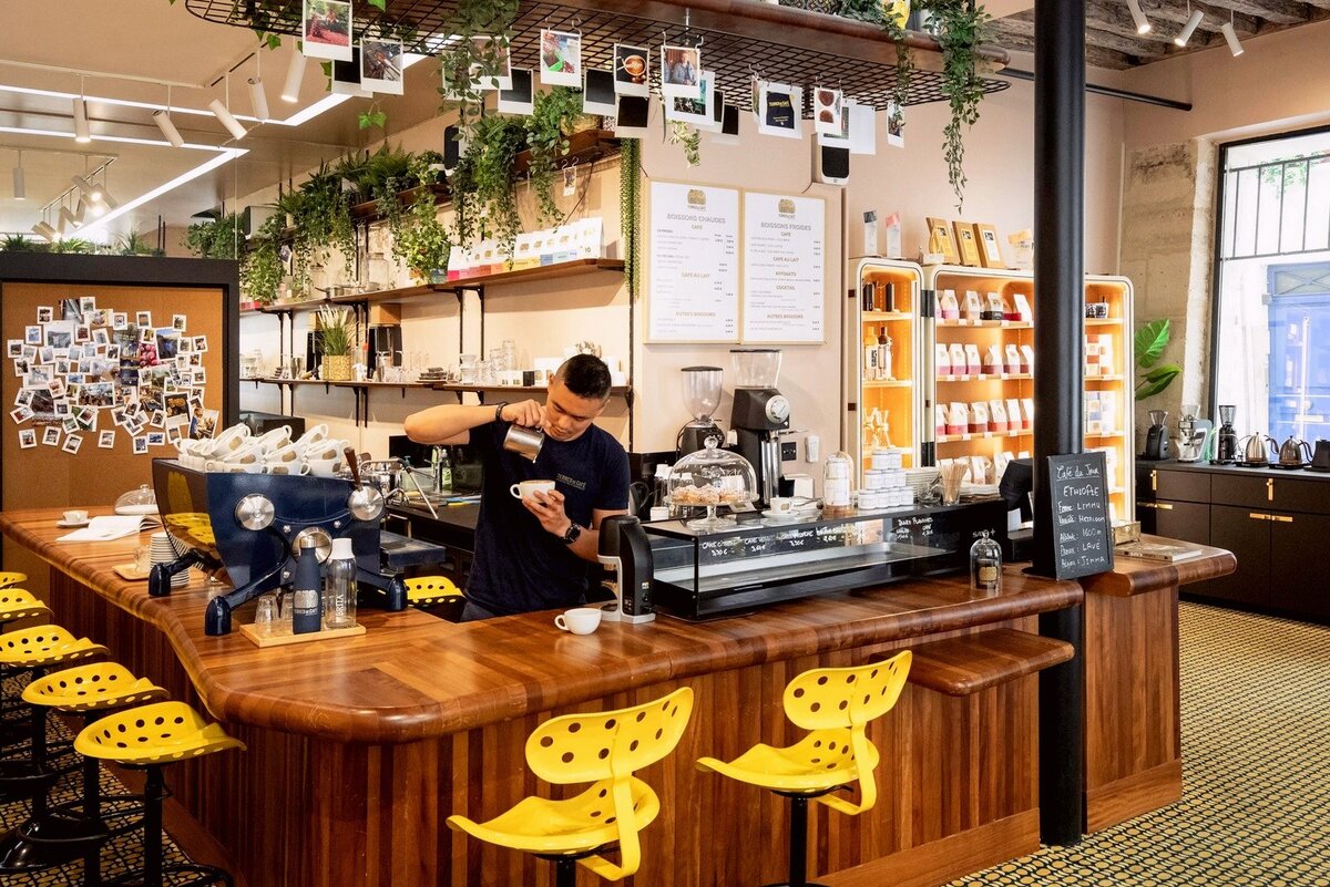У Terres de Café три небольшие кофейни со стильным интерьером, большим выбором кофе в зернах и вкусным капучино. Фото: Terres de café / Facebook.com