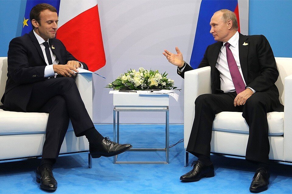     Путин и Макрон договорились провести встречу рабочей группы для прекращения огня на Украине  GLOBAL LOOK PRESS
