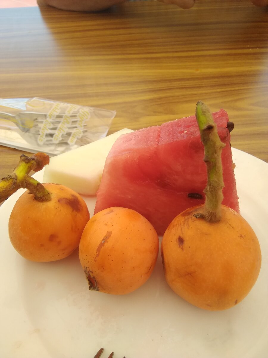   Перед вами плоды мушмулы. Как видите, они имеют оранжевый окрас и чем - то напоминают абрикос.