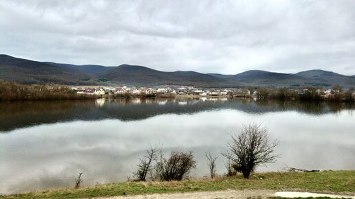 Село недалеко от Севастополя, по трассе Севастополь-Ялта. Живописные горы, озеро и красивая природа. Минимальная инфраструктура.