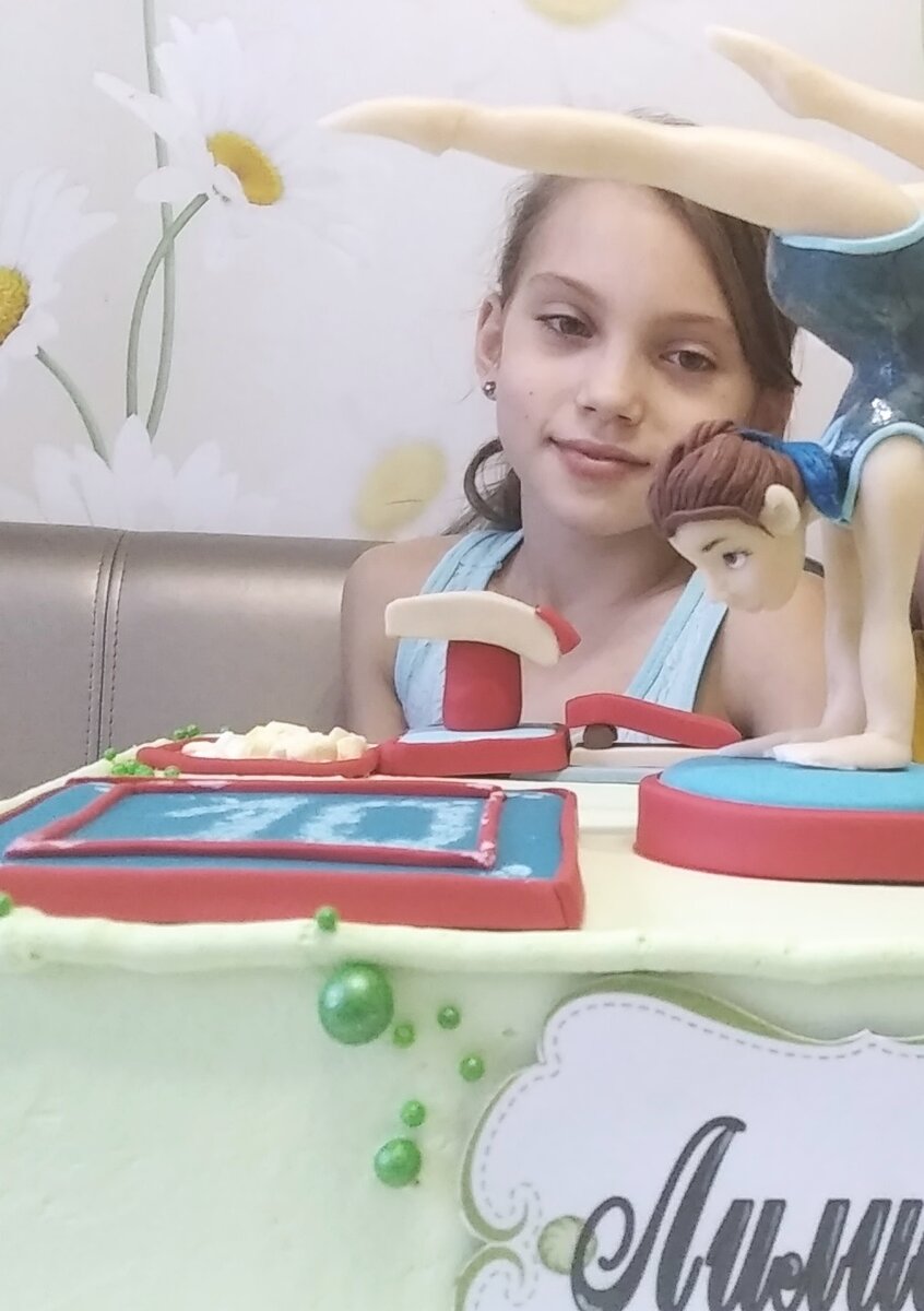 Моя дочь и торт к её дню рождения (фото декабрьское).