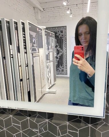 На экскурсии в Оренбурге. На заднем плане ковёр Риальто . 