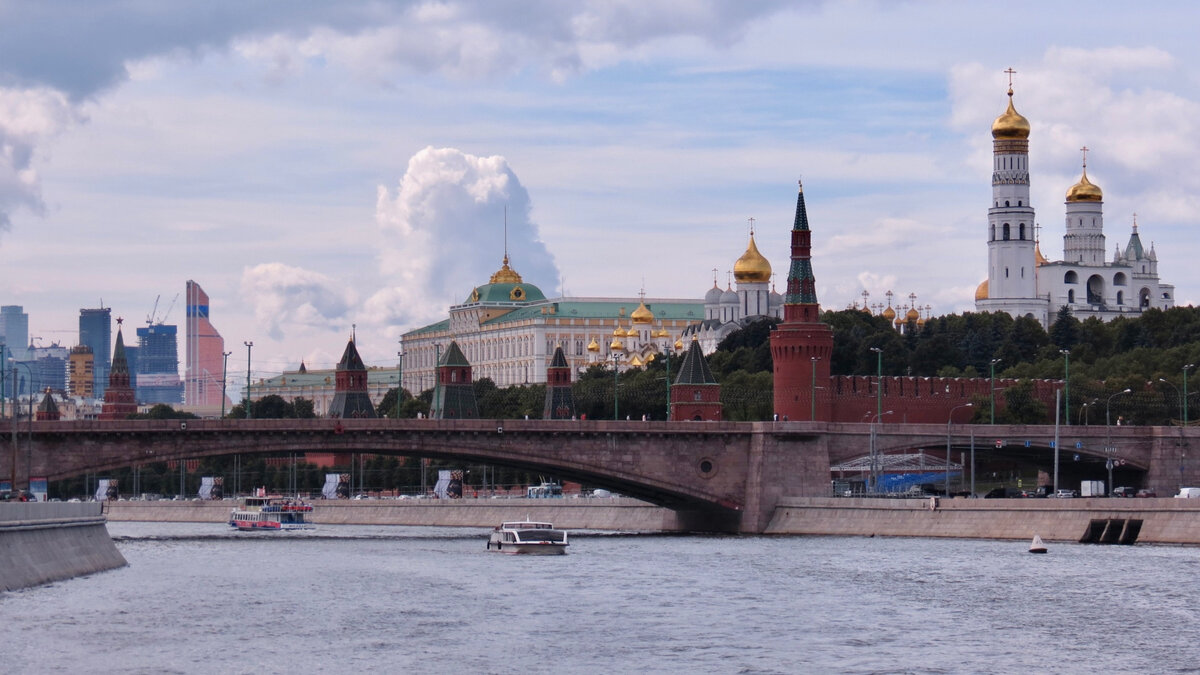 С моста открываются виды на все главные доминанты столицы (фото автора)