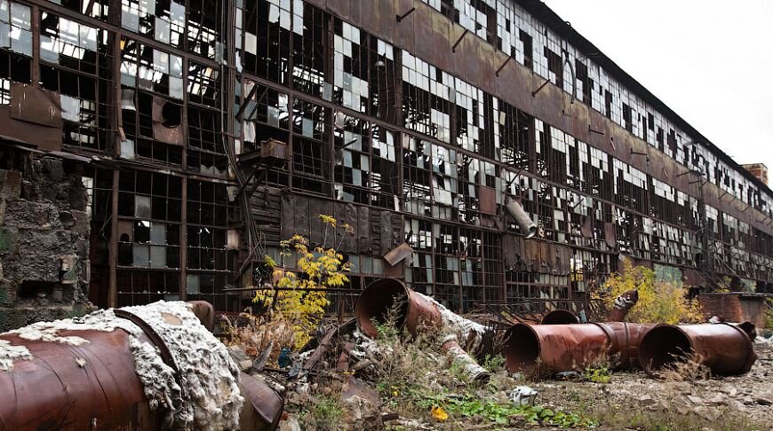 Таких разрушенных цехов  на территории России в 90-е годы было огромное количество