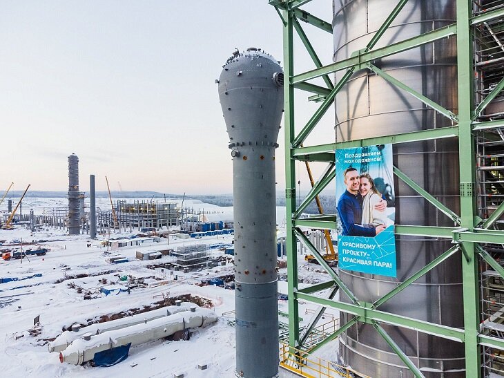 Баннер с фотографией Илья Хомякова и Любови Латышевой на Иркутском заводе полимеров