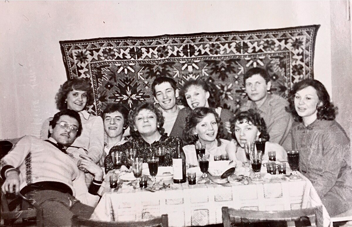 Костяк компании. Слева направо, верхний ряд-Юля Ерофеева, Андрей Цветков, Ира Петина, Валера Зверев, Лена Добрыднева. Нижний ряд-Виталий Федоренков, Витя Безгубов, Лариса Чистякова, Света Болюх, Лена Ткаченко. Фото из личного архива Федоренкова.