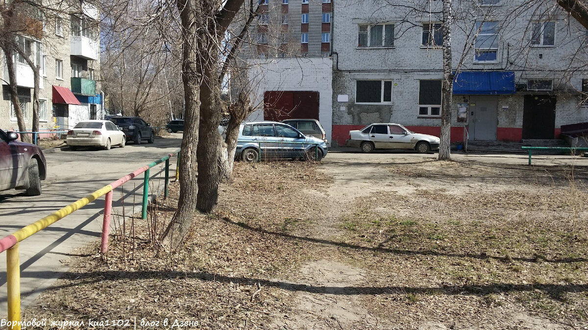 Предлагаю автору комментария попробовать реализовать свой совет в условиях этого томского дворика (достаточно типичного, кстати). Автор фотографии kua1102