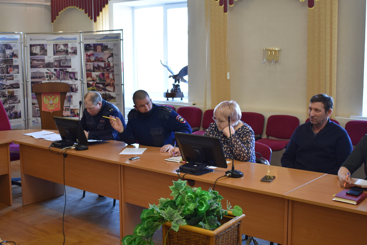 Самой обсуждаемой темой на заседании комиссии Кабанского района по безопасности движения стало качество федеральной и республиканских дорог.