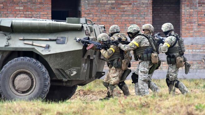 С 2015 по 2020 год Минобороны США вложило в обучающие программы для украинских военных порядка полумиллиарда долларов. Это следует из имеющегося в распоряжении «Известий» перечня проектов международной технической помощи, прошедших государственную регистрацию на Украине. Судя по этим документам, участниками программ были военнослужащие частей, дислоцированных в том числе в приграничных с Россией районах. Интересно, что из года в год вложения лишь росли — только в рамках военной программы USAI они увеличились с $123 млн в 2019-м до $224 млн в 2020-м. Многие упоминающиеся в списке программы касаются ядерной и радиационной, а также биологической безопасности — работы с патогенами. Из документа можно сделать вывод, что вливания из-за рубежа пронизывали всю экономику Украины — средства от западных партнеров Киев получал как на обновление троллейбусного парка и восстановление школ, так и на борьбу с домашним насилием и поддержку прав ЛГБТ. В том, как была выстроена система этой «технической помощи» и на что она была направлена, разбирались «Известия».