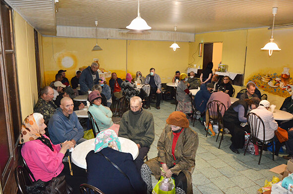 В рамках пасхальной недели 28 апреля в Симферополе состоялся благотворительный обед для нуждающихся: бездомных, людей с инвалидностью, малообеспеченных и пенсионеров.
