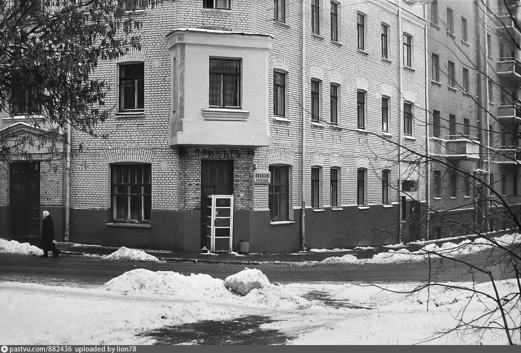 У дома № 14 по Южинскому переулку, 1980 - 1982 г. Автор: lion78.